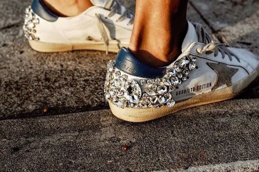Weiße Sneaker werden jetzt mit Strass aufgepeppt