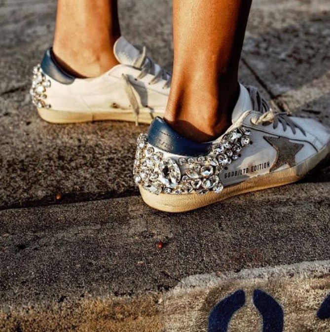 Weiße Sneaker werden jetzt mit Strass aufgepeppt