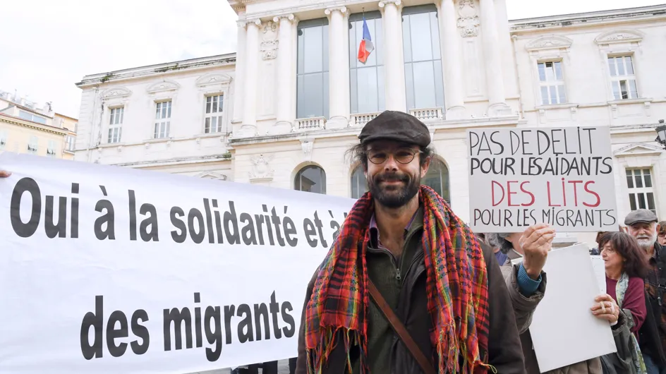 Ce "héros local" risque 5 ans de prison pour avoir accueilli des migrants chez lui (Photos)