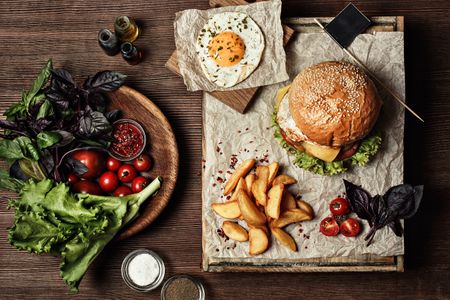 Hambúrguer vegetariano com alho negro, alface e ovo