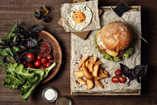 Hambúrguer vegetariano com alho negro, alface e ovo