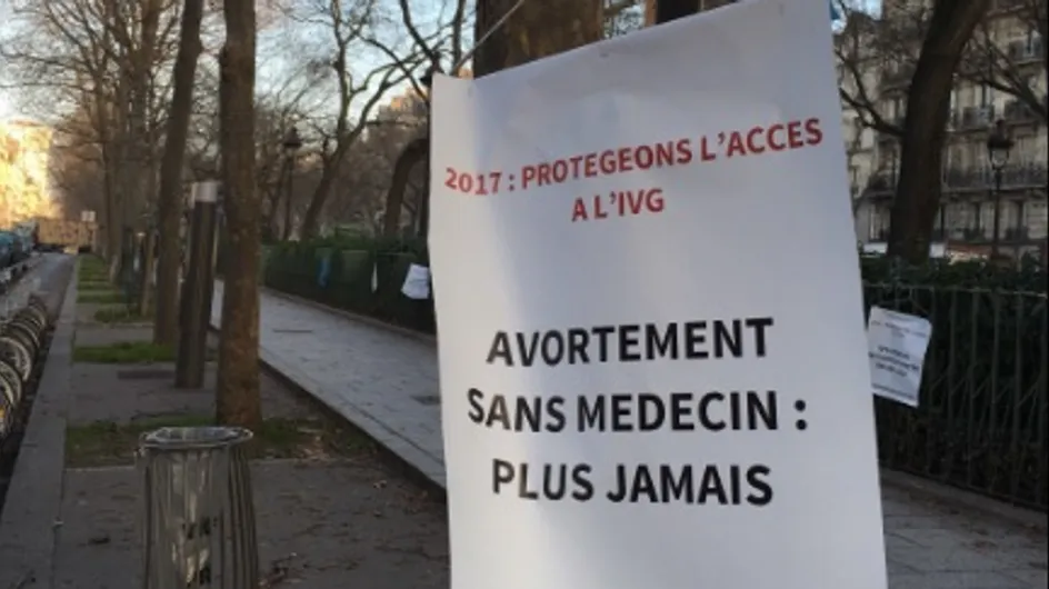 Paris s'est réveillée décorée des cintres et affiches en faveur du droit à l'avortement (Photos)