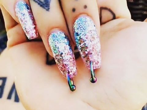 Uñas con piercing, la última manicura viral de Kim Kardashian