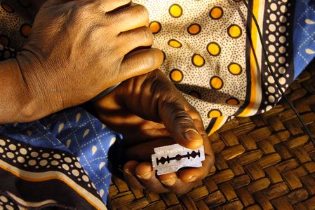 Una circuncidadora de Tharaka, Kenia, sostiene la cuchilla con la que practica la mutilación