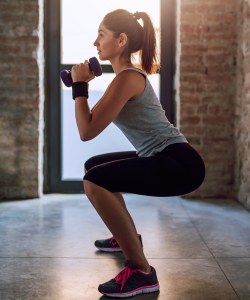 Squats bzw. Kniebeugen sind das beste Mittel für einen runden Knack-Po!