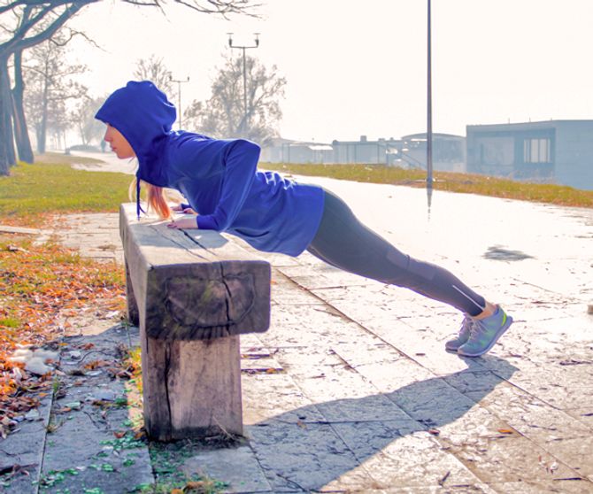 Push-ups trainieren Schultern, Brust und Arme.