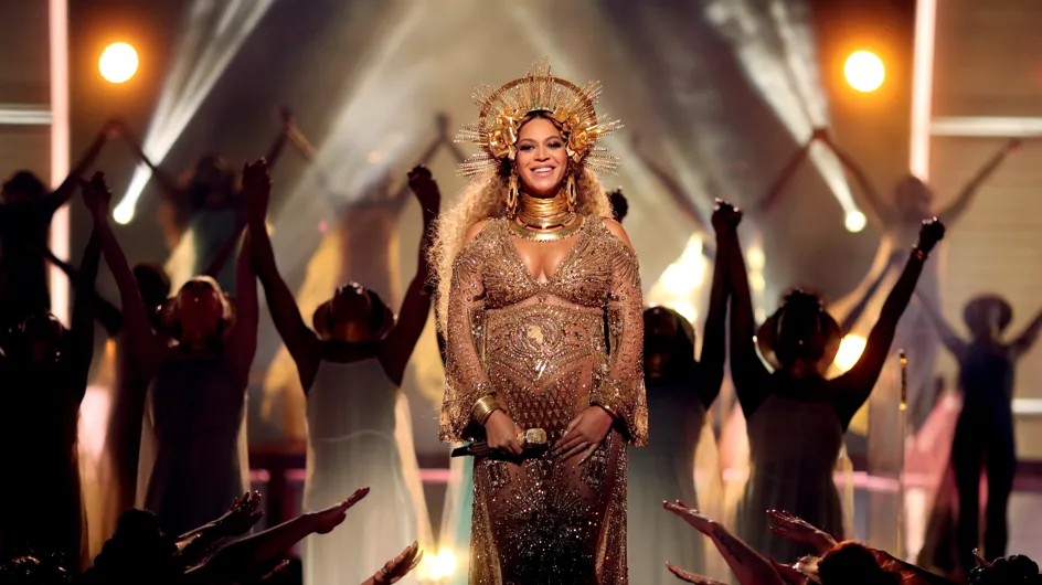 Enceinte, Beyoncé éblouit les Grammy Awards avec une prestation grandiose (Photos et vidéo)