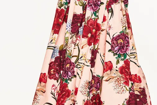 Midirock mit Blumenmuster von Zara, 49,95 €