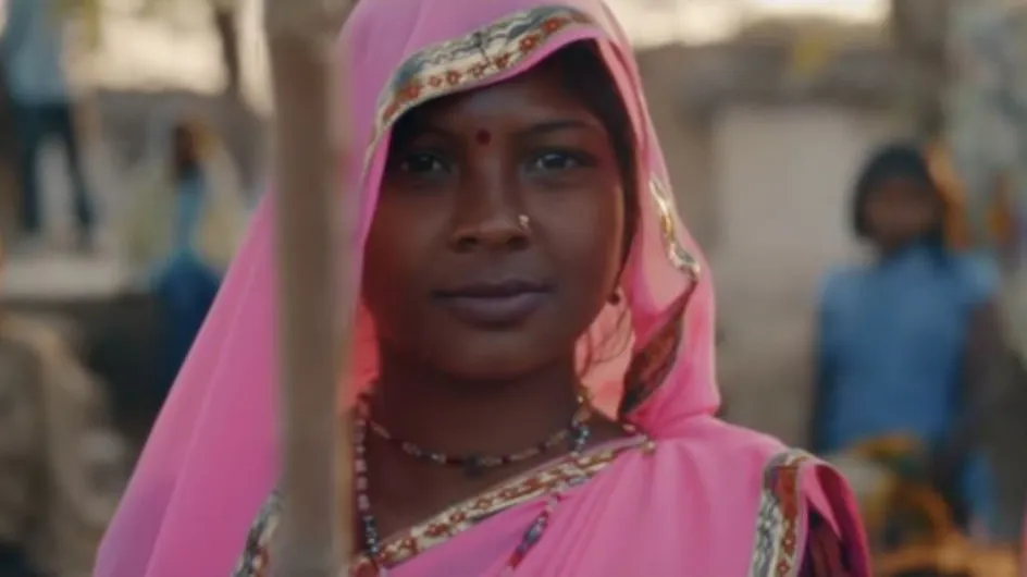 Tal rend hommage au Gulabi Gang, ces Indiennes qui se battent contre les violences faites aux femmes, dans son clip "Des fleurs et des flammes" (Vidéo)