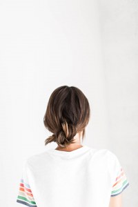 Schnelle Frisuren für ungewaschene Haare: der Knoten