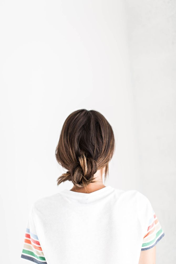 Schnelle Frisuren für ungewaschene Haare: der Knoten