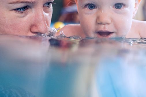 Das Babyschwimmen schult die gesamte Motorik.
