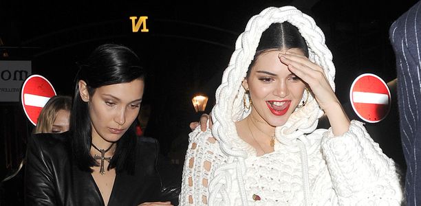 La sonrisa dorada de Kendall Jenner