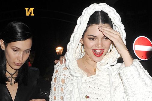 La sonrisa dorada de Kendall Jenner