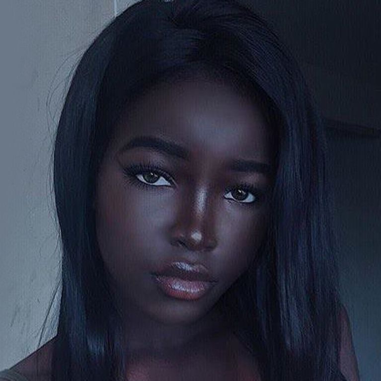 noir Barbie sexe fille noire sur la queue