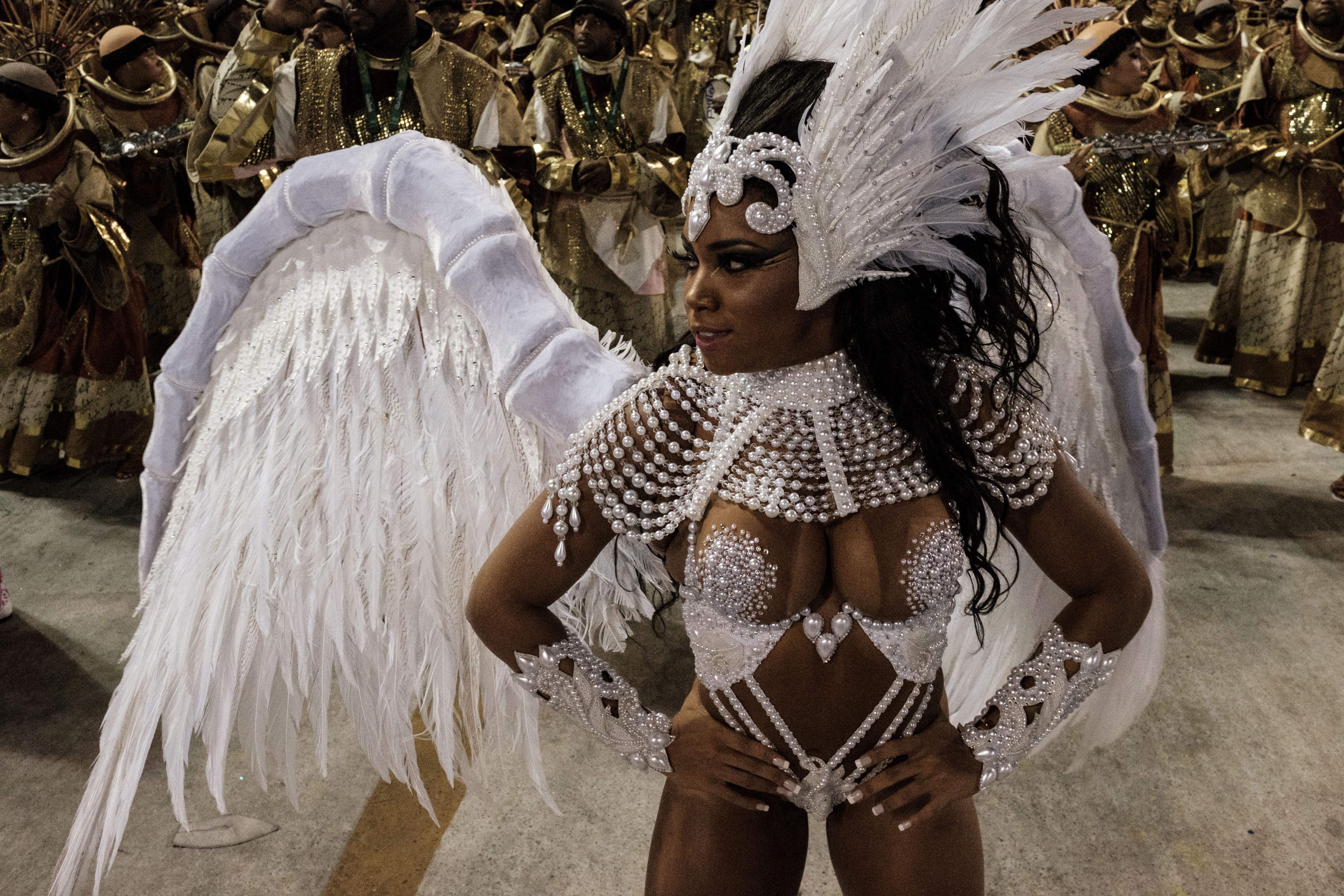 Brésil : au carnaval de Rio, les femmes défilent nuent !