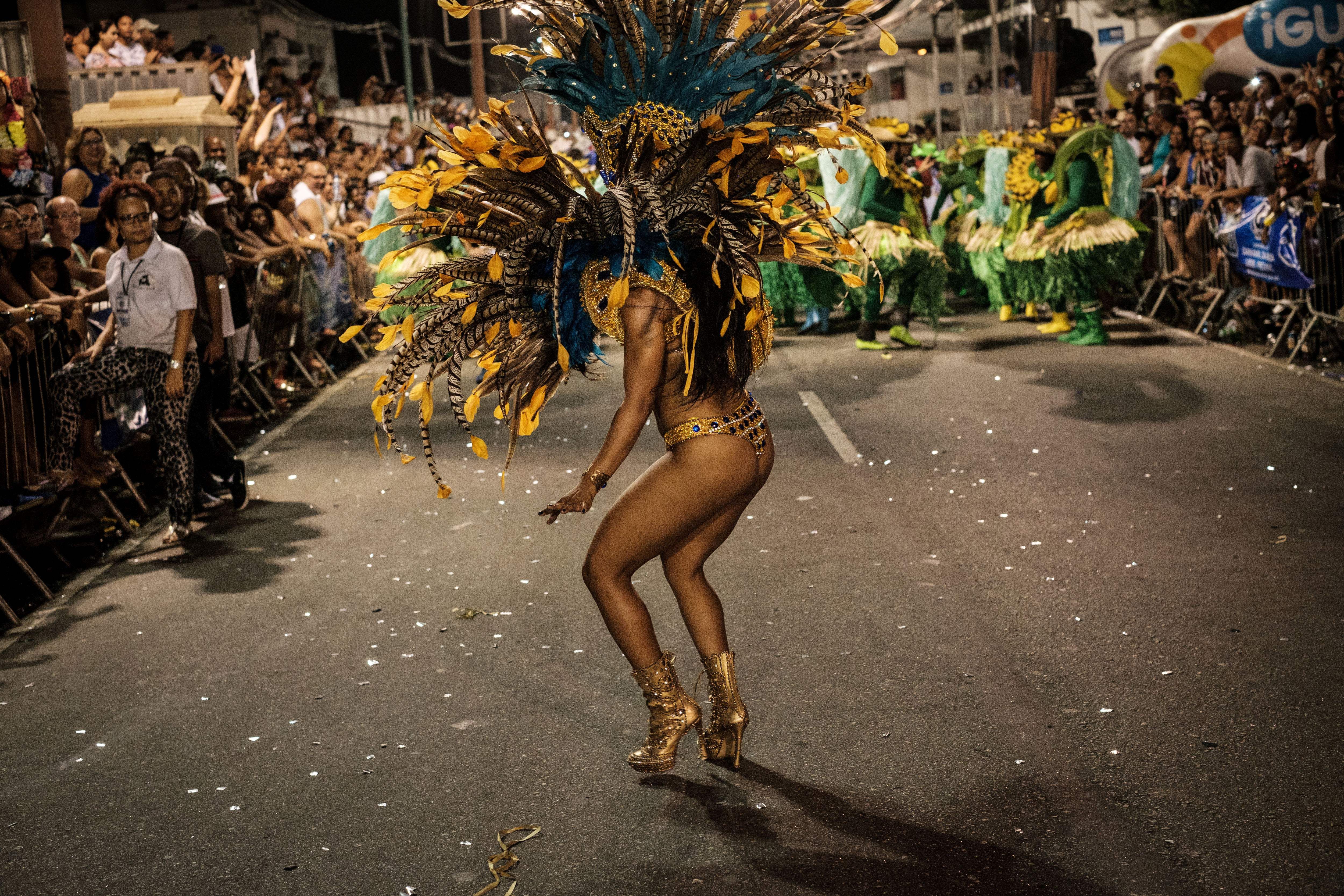 Brésil : au carnaval de Rio, les femmes défilent nuent !