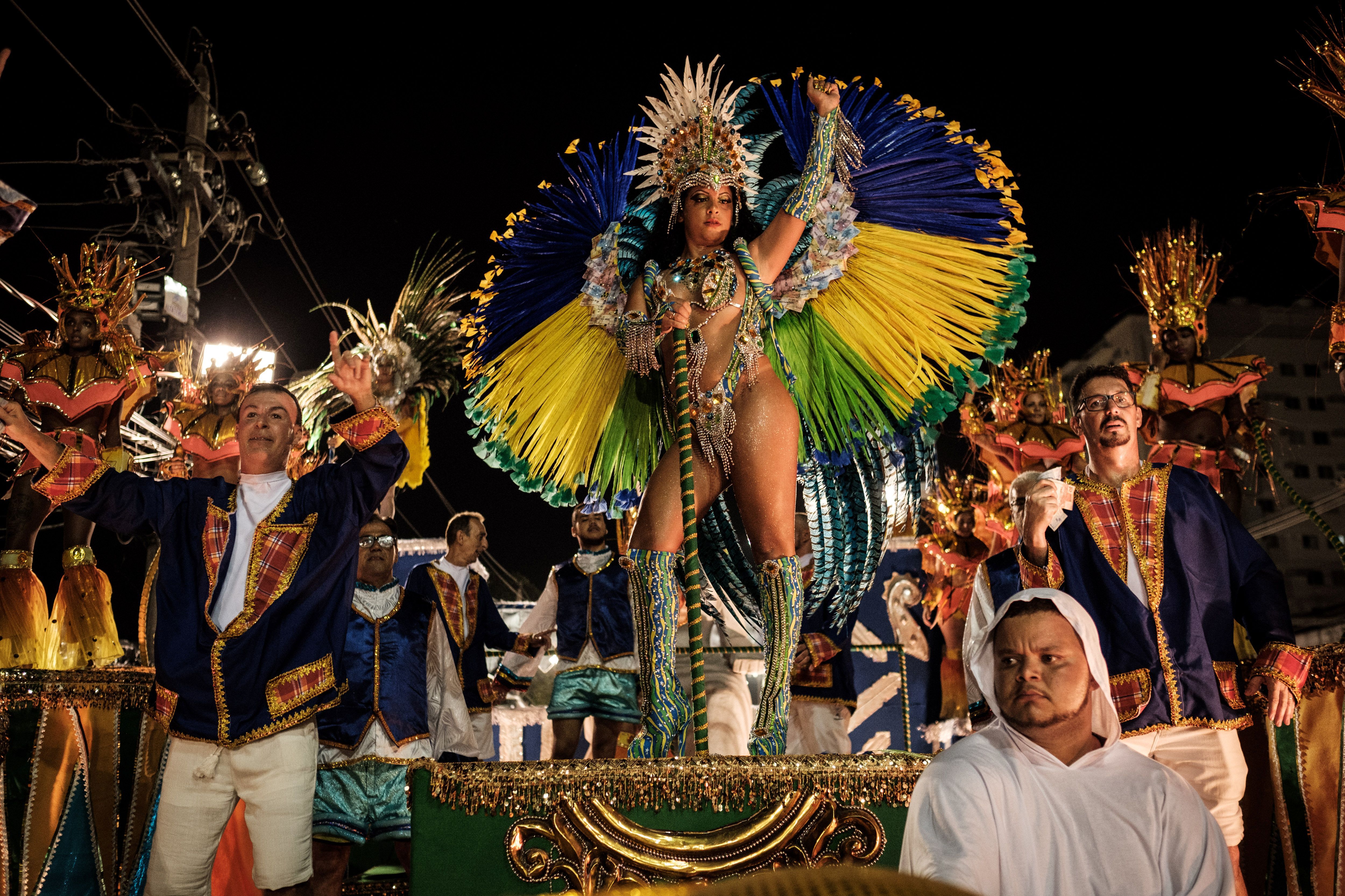 Brésil : au carnaval de Rio, les femmes défilent nuent !