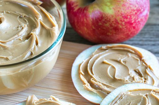 Apfel und Nussbutter machen satt und liefern wichtige Fette und Eiweiße.