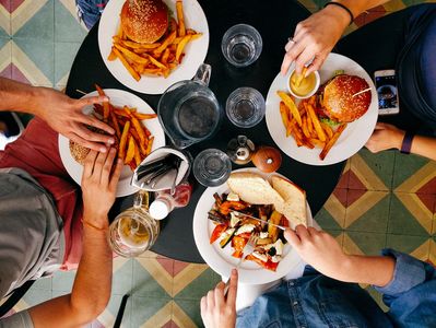 Blutdrucksenkende Lebensmittel: Salziges Essen wie Fast Food solltet ihr meiden!