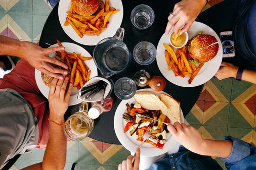 Blutdrucksenkende Lebensmittel: Salziges Essen wie Fast Food solltet ihr meiden!