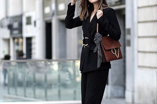 Taillengürtel kombinieren: Ladylike mit Kleid und Pumps