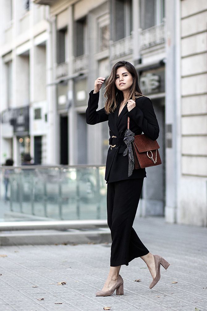 Taillengürtel kombinieren: Ladylike mit Kleid und Pumps