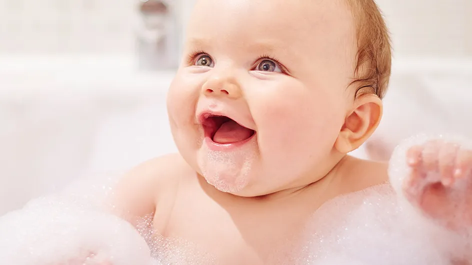A 4 mois, bébé rit aux éclats. Et quoi d'autre ?