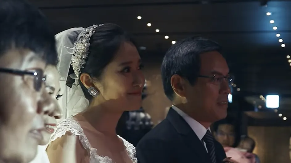Son père refuse d'assister à son mariage à cause de son homosexualité, son patron prend sa place (Vidéo)