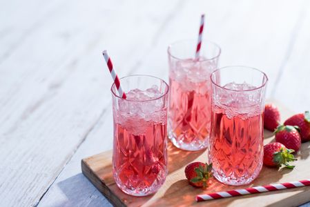 Cóctel de champán, fresas y frutos rojos