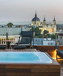 Die vielen Rooftop-Bars und Dachterassen von Madrid laden zum Chillen ein.