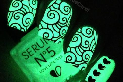 Unhas que brilham no escuro e na luz negra