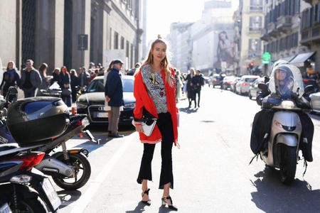Leonie trägt Cropped-Schlagjeans - die stehen nicht jeder Frau