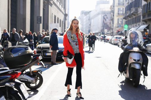 Leonie trägt Cropped-Schlagjeans - die stehen nicht jeder Frau