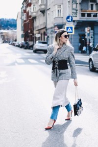 Verena von Whoismocca.com trägt einen gewagten Lagen-Look