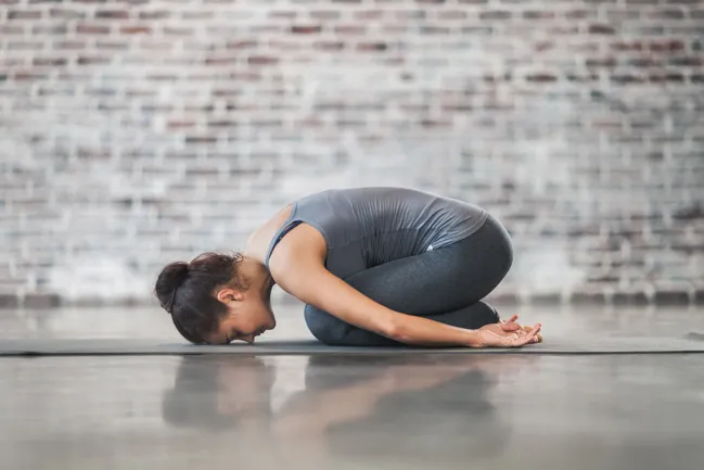 6 posturas de yoga para aliviar el dolor menstrual