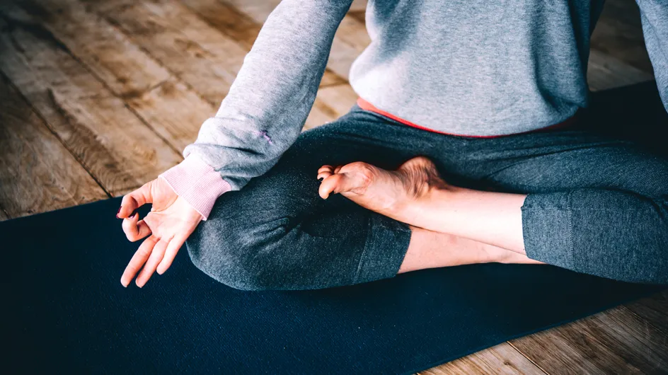 7 posições de ioga para aliviar a dor menstrual