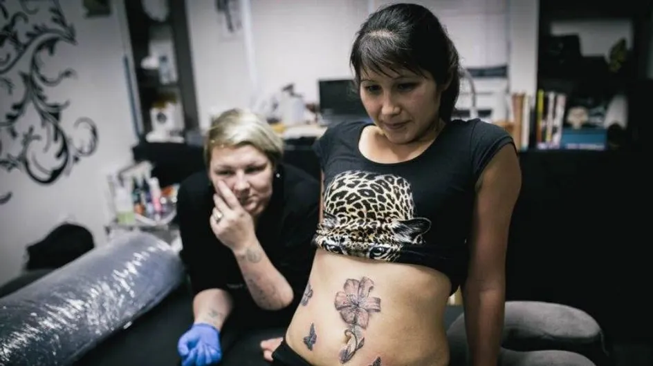 Cette tatoueuse aide les femmes victimes de violence de la plus belle des façons (photos)