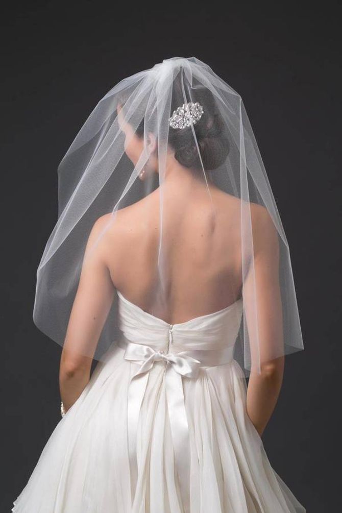Un voile court, porté haut, sur un chignon travaillé