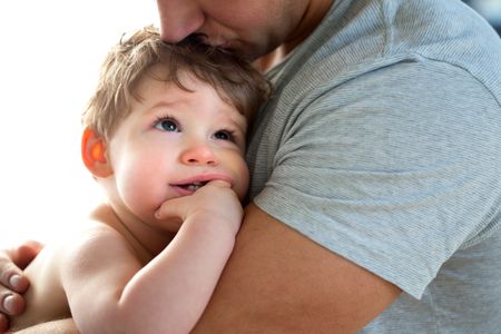 Papa besando a su hijo