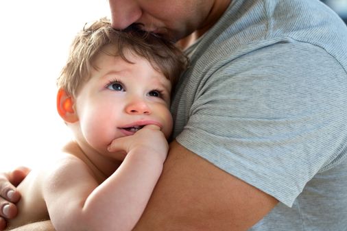 Papa besando a su hijo