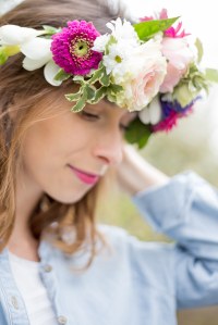 Bindet die letzte Blüte in die andere Richtung an den Kranz