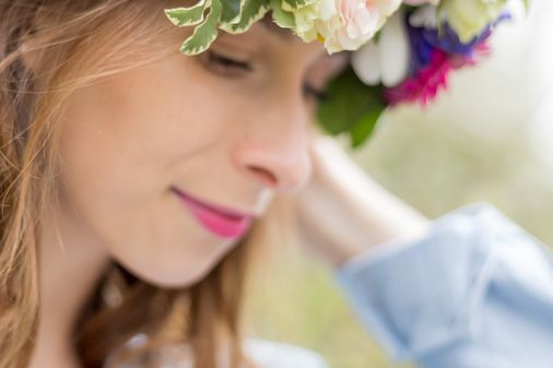 Bindet die letzte Blüte in die andere Richtung an den Kranz