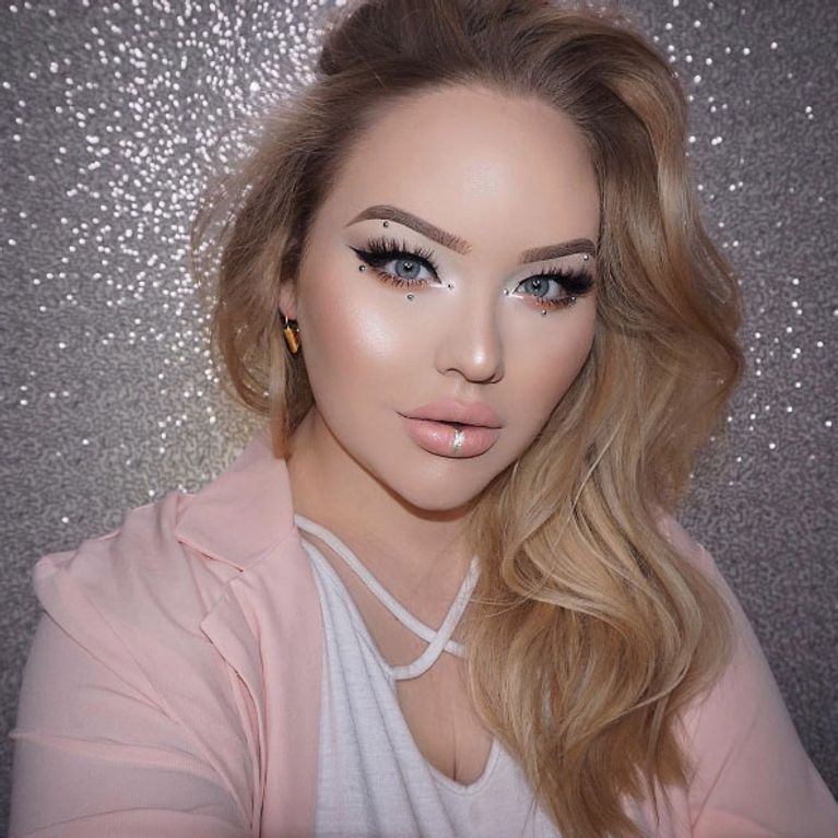 This Beauty Blogger Wants The Internet To Stop Makeup Shaming 7282