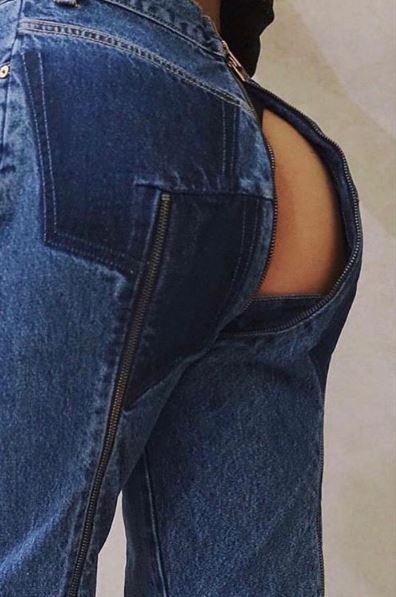 Jeans troué fesse sale