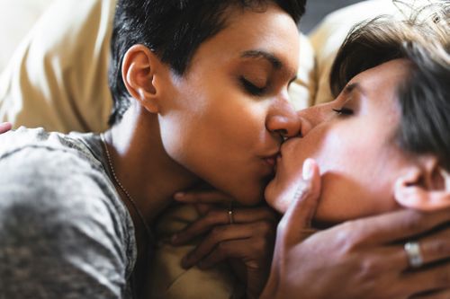 Lesben machen Outdoor Sex im Urlaub.