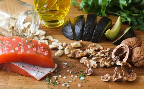 Peixes oleosos, nozes e sementes são alimentos anti-inflamatórios