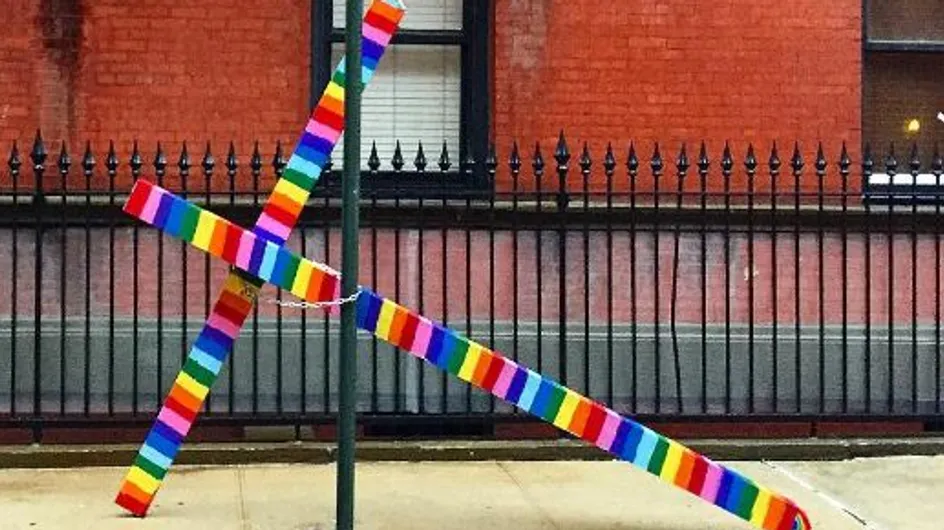 Dans Greenwich Village, cette croix enchaînée se transforme en croix d'amour (photos)