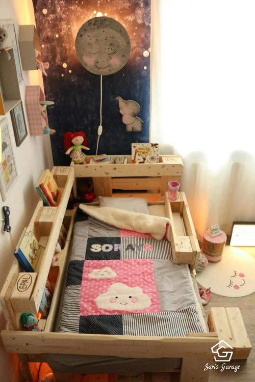 Selbstgebautes Kinderbett aus Holzpaletten