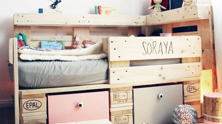 Geniale Diy Idee So Leicht Baust Du Ein Kinderbett Aus Holzpaletten